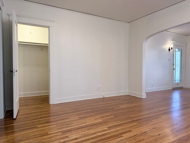 Building Photo - 1844 1/2-1844 1/2 N Mariposa Ave
