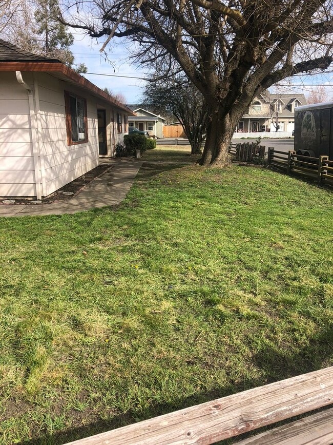 Building Photo - Large, three bedroom Central Point ranch h...