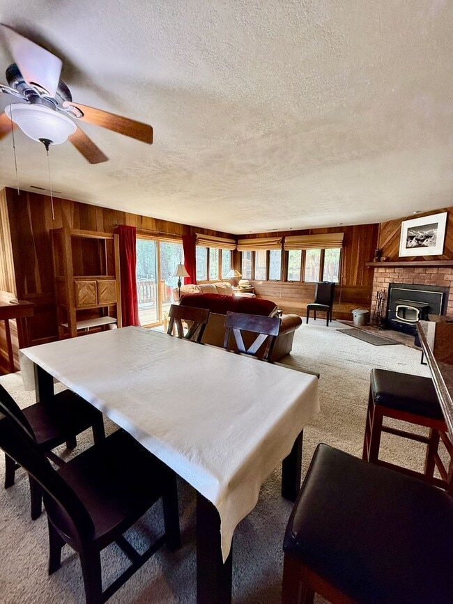 Building Photo - Furnished 3BD/2BA Near Eagle Lodge | Sunny Deck | Wood-Burning Fireplace | Garage
