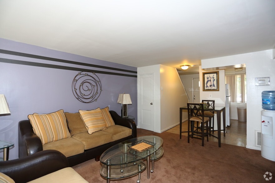 Living Area - Oak Hill Townhomes