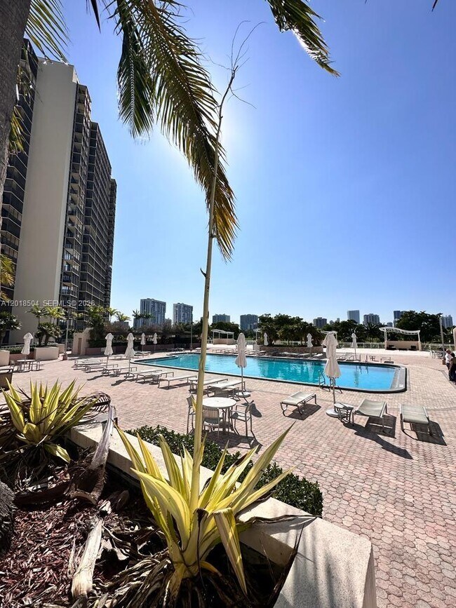 Building Photo - 20335 W Country Club Dr