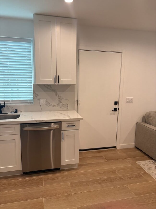 Building Photo - Charming Furnished 1 bedroom/1 bathroom near Laguna Lake.