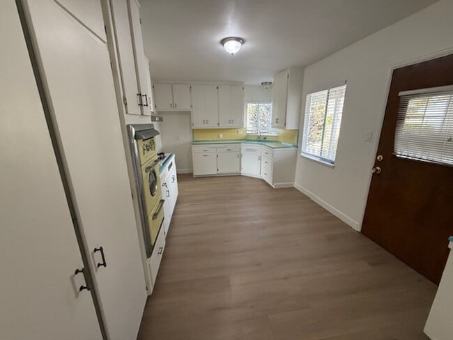 Building Photo - Home in Gardena