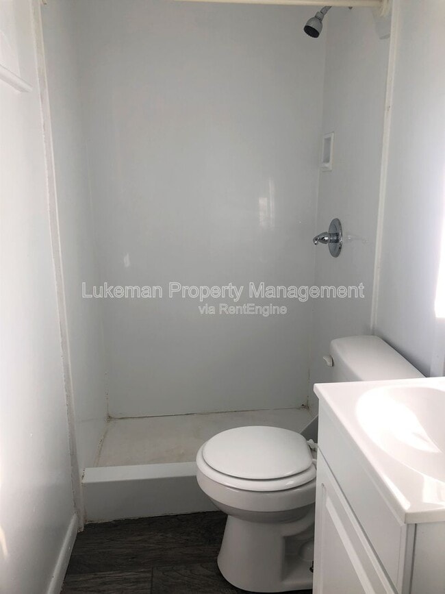 Building Photo - 701 Davis St