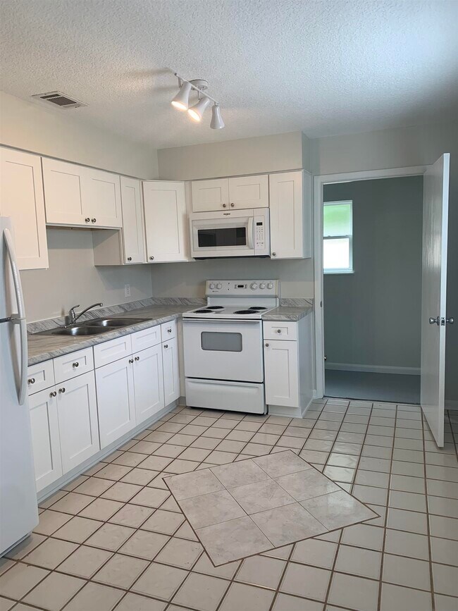 Building Photo - 290 Floridian Ave
