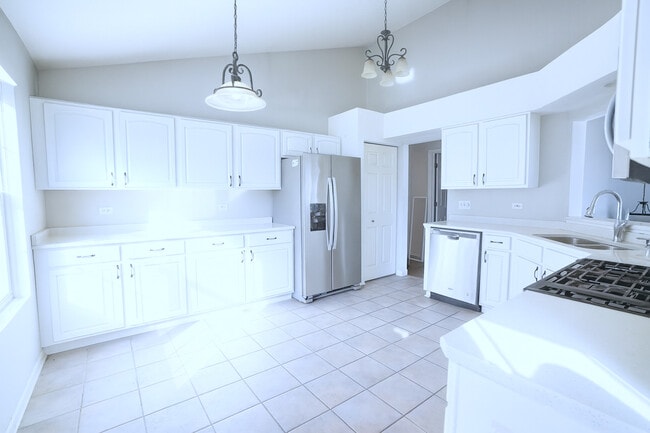 Building Photo - 2866 Stonewater Dr