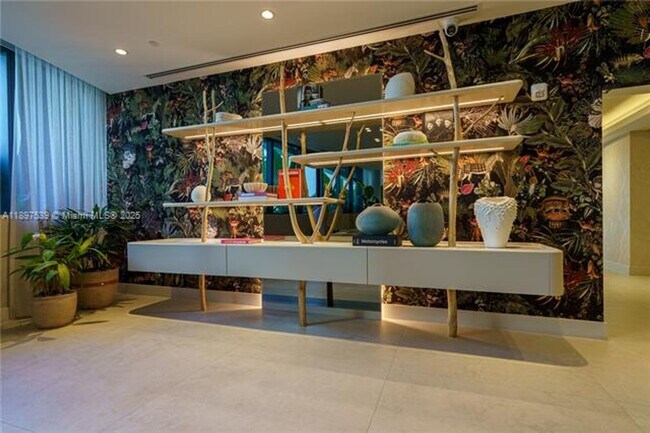 Building Photo - 700 NE 24th St