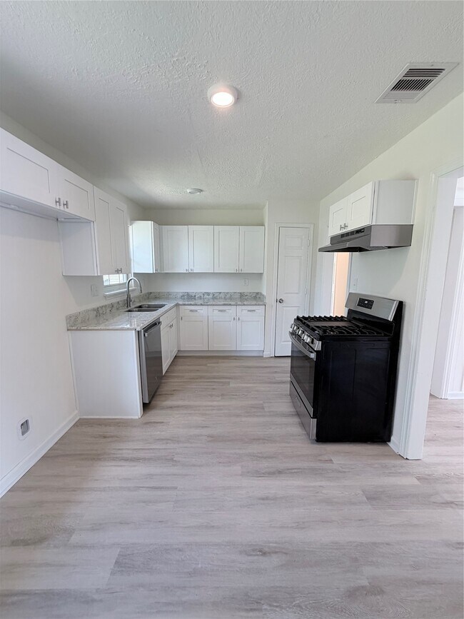 Building Photo - 404 Elaine St