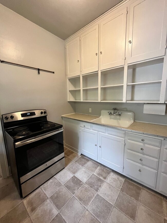 Building Photo - Large Studio in Unbeatable University Loca...