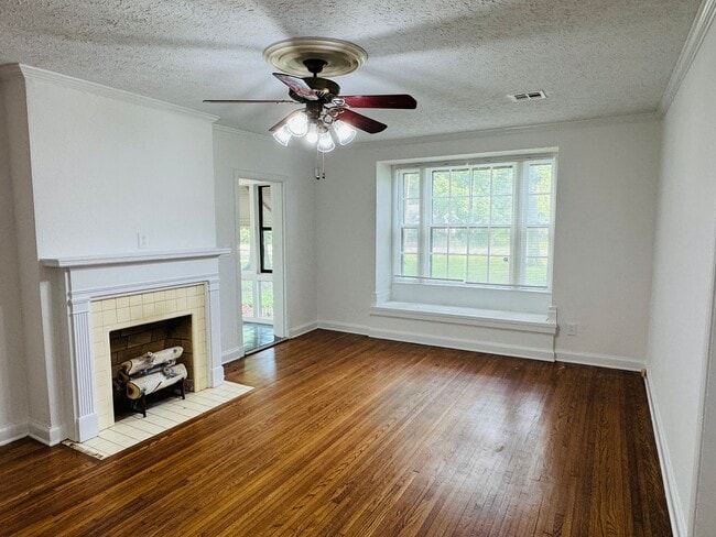 Building Photo - 4-Bedroom just perfect for your family