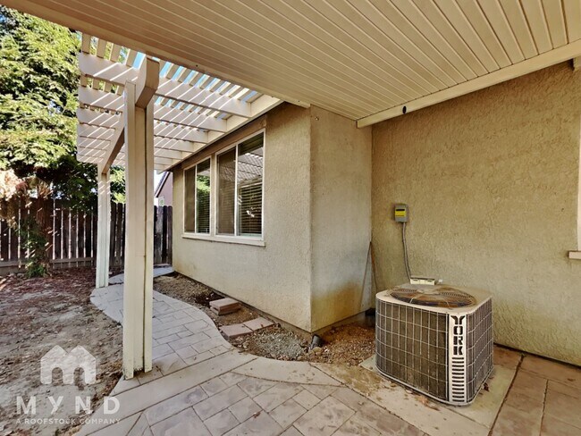 Building Photo - 10114 Upshaw Way