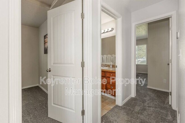Building Photo - 879 N Traquair Pl