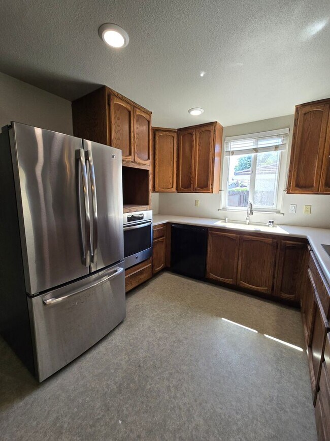 Building Photo - Spacious 4-Bedroom Corner Lot Home $2450.00 per month | Prime Rancho Cordova Location | Available...