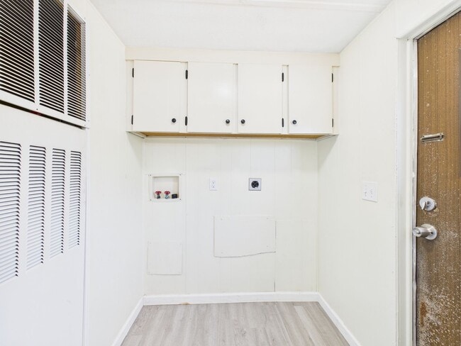 Building Photo - 3 Bedroom, 2 Bathroom Rental