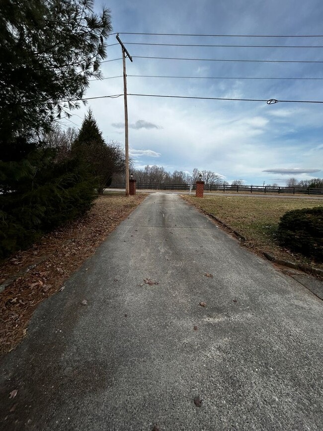 Building Photo - Single family home in Forest