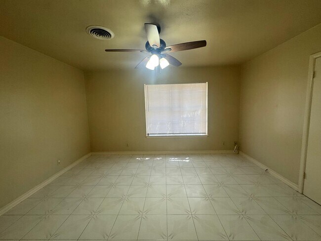 Building Photo - 302 Huisache Dr