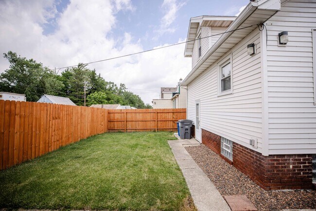 Building Photo - 1554 Oak St