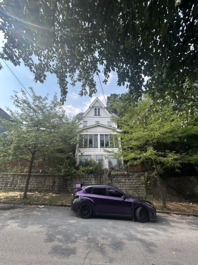 Building Photo - "Spacious 5-Bedroom Family Retreat with 2 ...