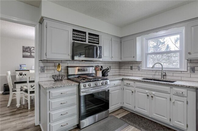 Building Photo - {8615} Remodeled w/ Updated Kitchen + New ...