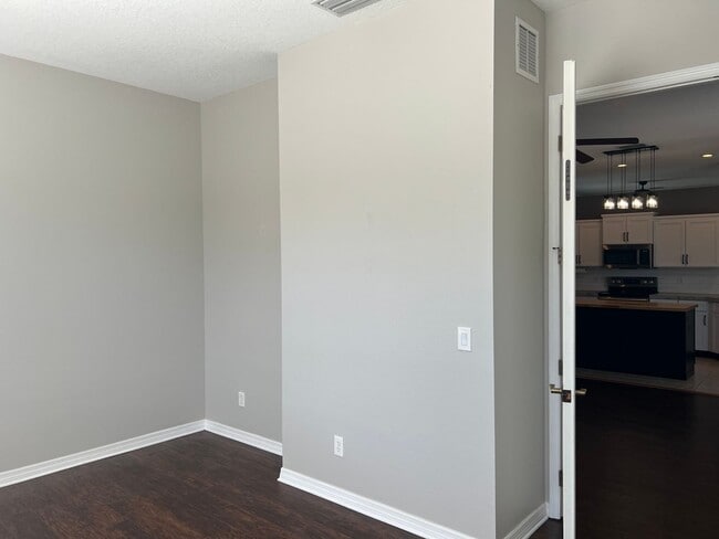 Building Photo - 3 Bedroom 2 Bath Single Family Home