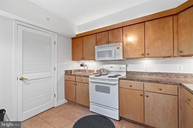 Building Photo - 616 E St NW