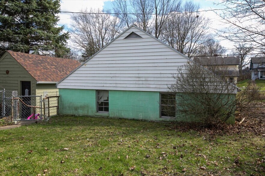 rear of the garage - 148 Niagara Ave