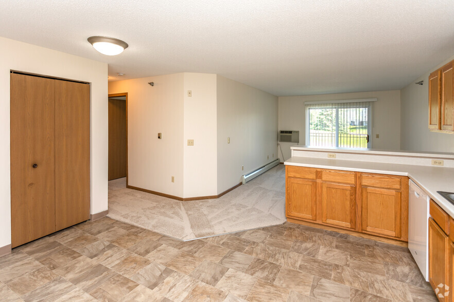 2BR, 1BA - 880SF - Shenandoah Woods Apartments