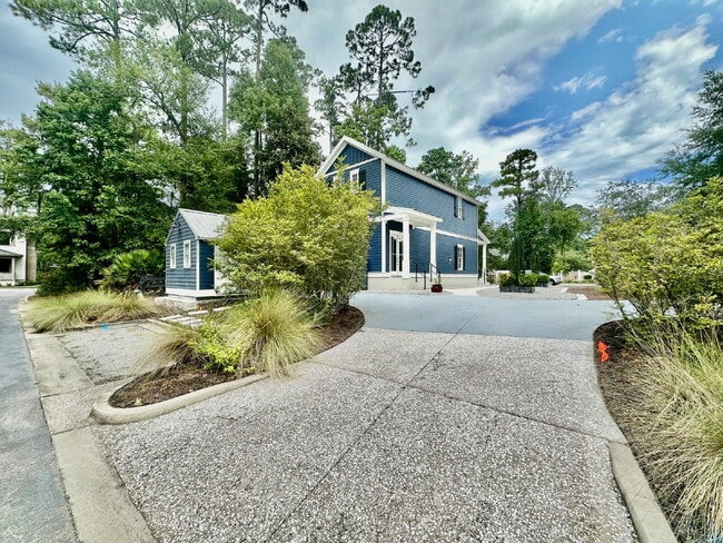Building Photo - Large Modern Loft Home in Downtown Bluffton!