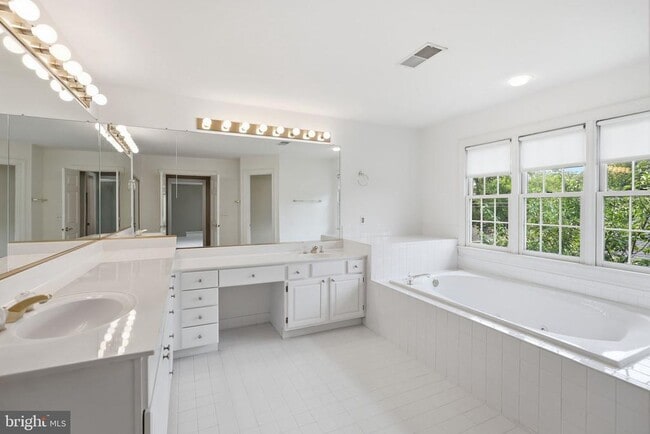 Building Photo - 10417 Snow Point Dr