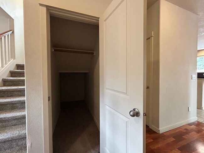 Building Photo - Spacious 4 Bed, 2.5 Bath Home!