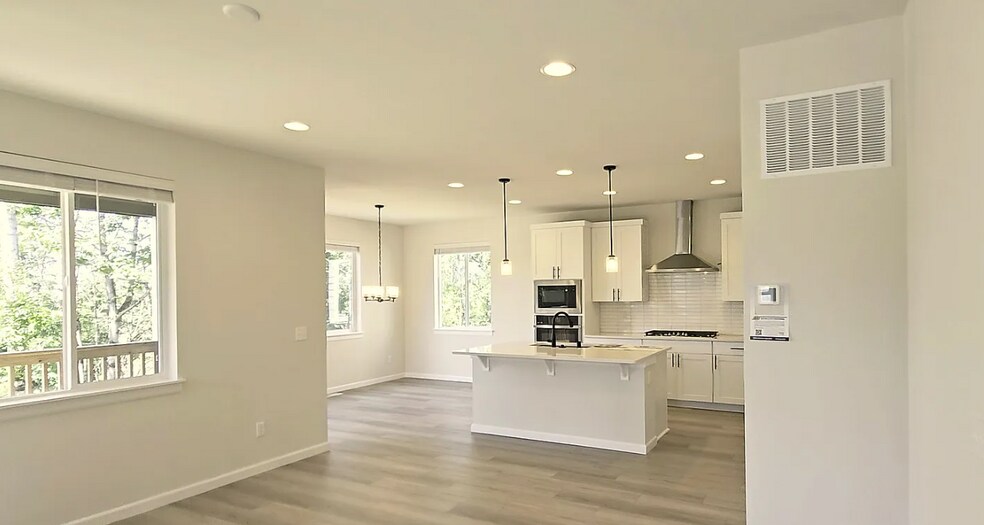 Building Photo - 14936 Tyee Dr E