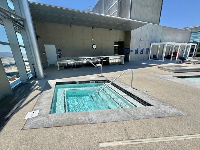 Building Photo - BEAUTIFUL, TURN-KEY HIGH-FLOOR CONTEMPORAR...