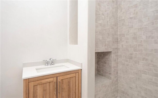 Building Photo - 8 Pleasant St