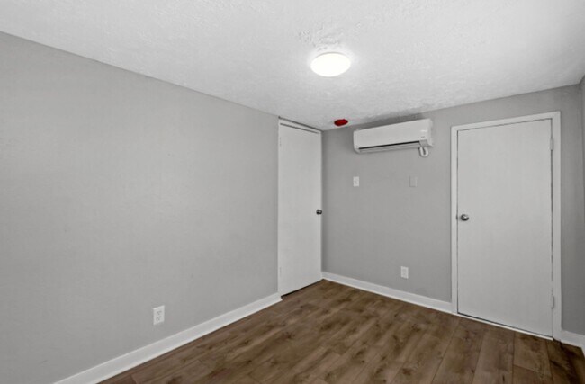 Building Photo - 2701-2703 Oakley Way (Full Service)