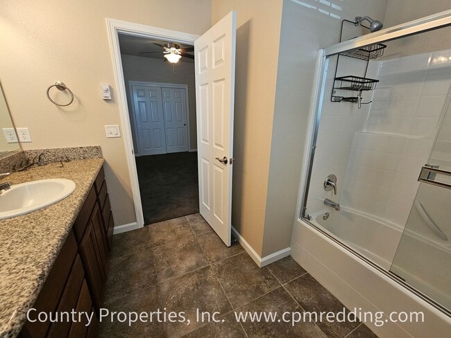 Building Photo - Spacious 5 Bedroom in the Heart of Redding!