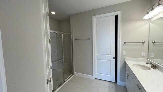 Building Photo - Unfurnished Annual Rental