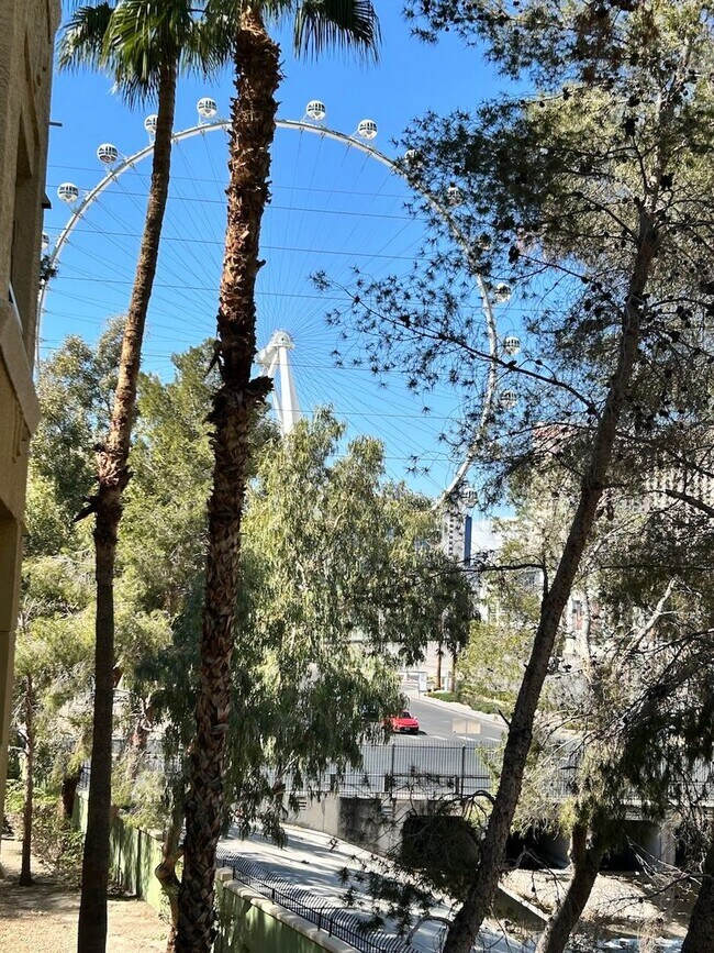 Building Photo - Bright & airy fully furnished condo at the...