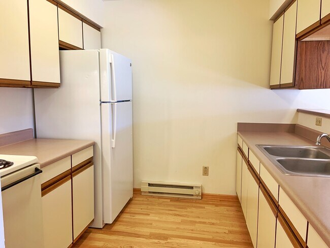 Building Photo - Spacious 1 Bedroom Unit, Downtown Waukesha...