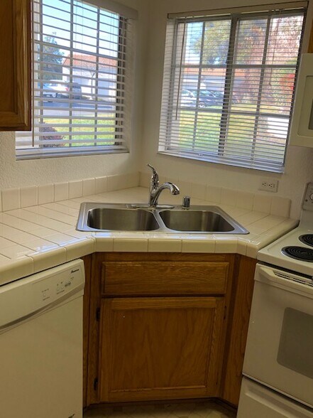 Kitchen - 611 Horizon Cv