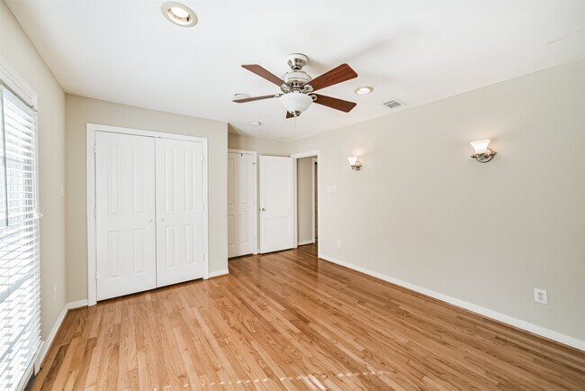 Building Photo - 2411 Wroxton Rd