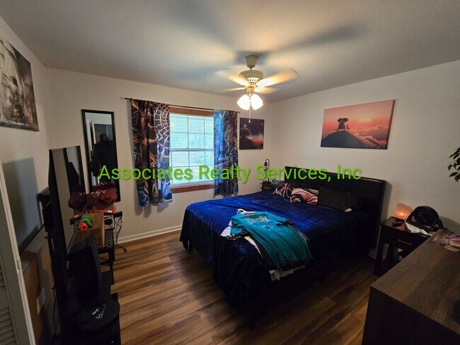 Building Photo - Huge home on acreage with Greenhouse and P...