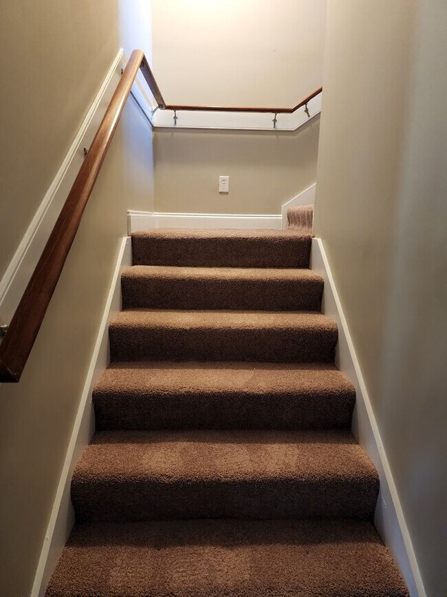 Building Photo - 114 Miller St NE