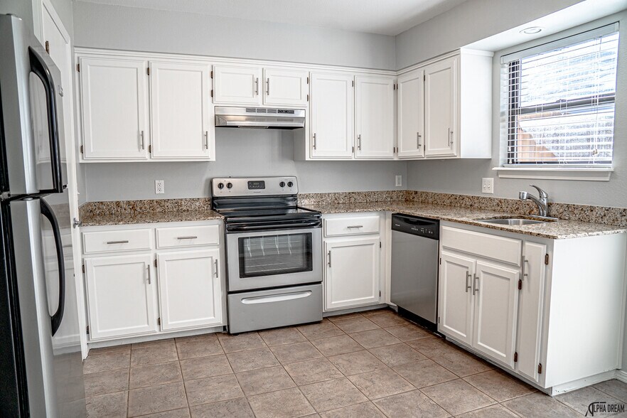 Building Photo - 1370 Oakland Ave