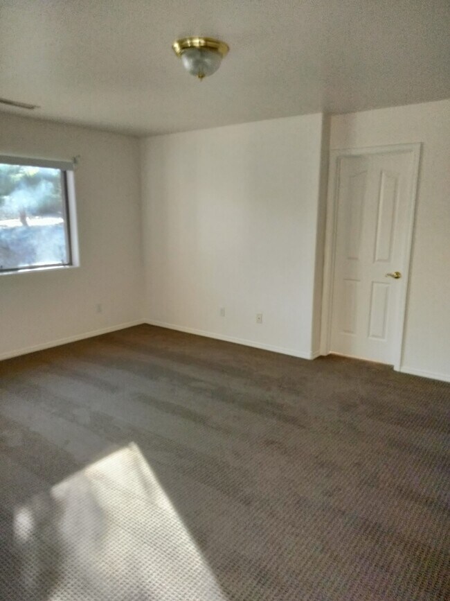 Building Photo - 5750 Columbine Rd