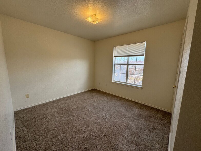 Building Photo - 3301 Hereford Ln