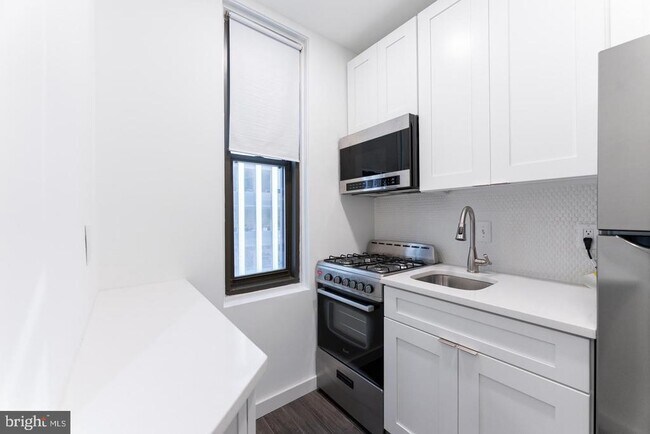 Building Photo - 135 S 19th St