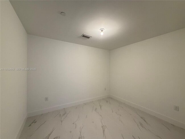 Building Photo - 700 NE 24th St