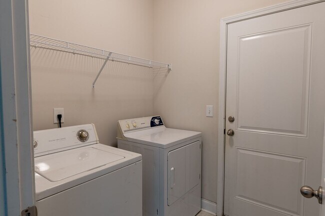 Building Photo - Modern Living in the Heart of Summerville!