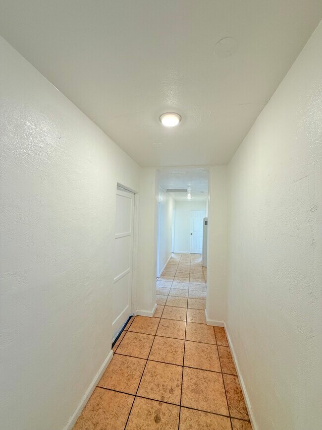 Building Photo - 663 Cadman St