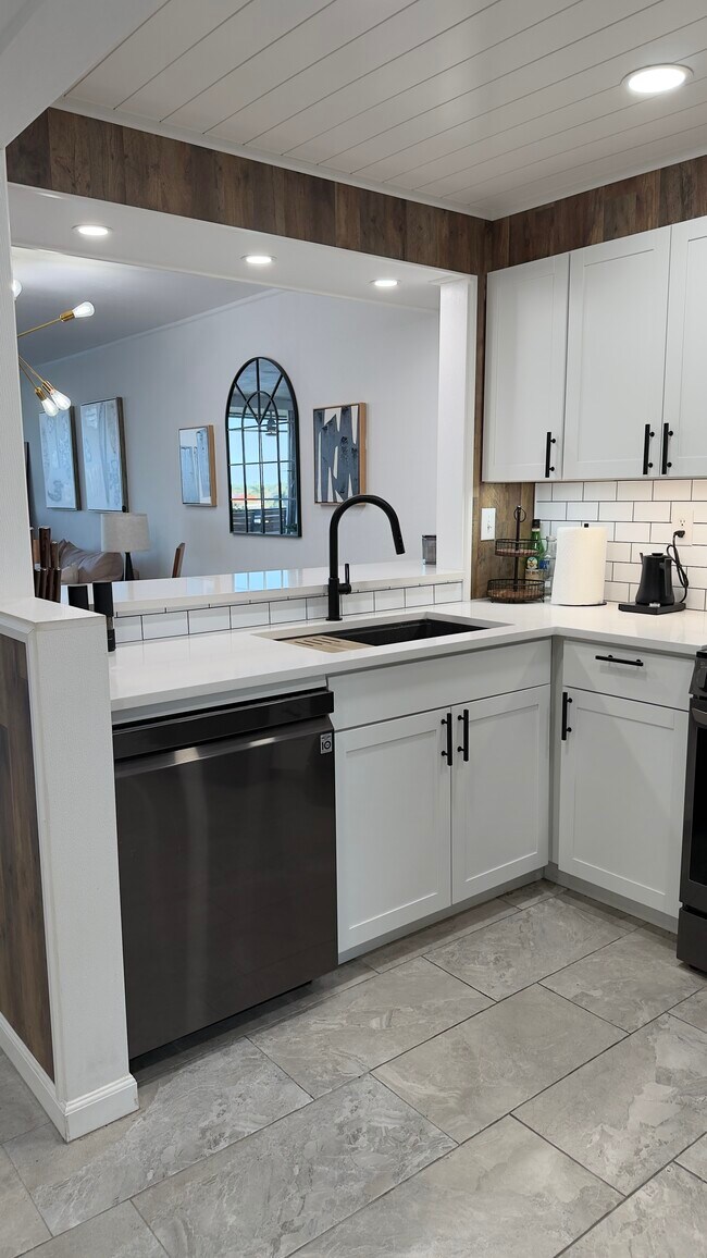 Building Photo - 651 Seaview Ct